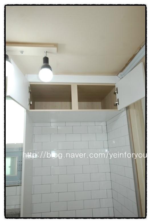 개방형 수납장으로 완성된 아늑한 주방 디테일