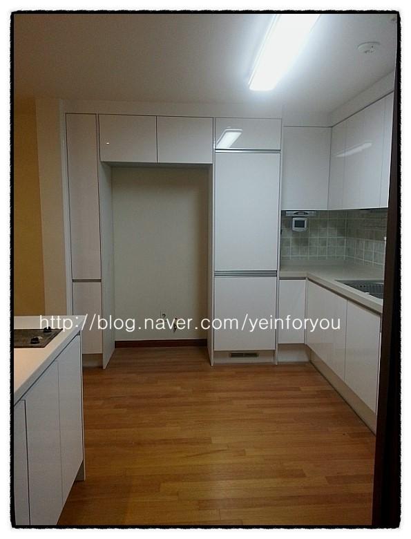 깔끔한 화이트 가구와 나무 바닥의 조화