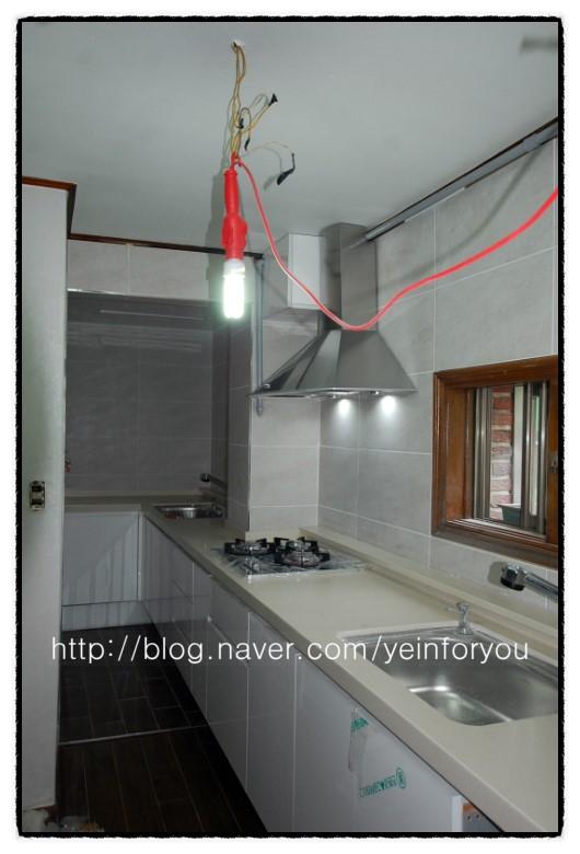 베이지 상판과 흰색 가구가 어우러진 주방