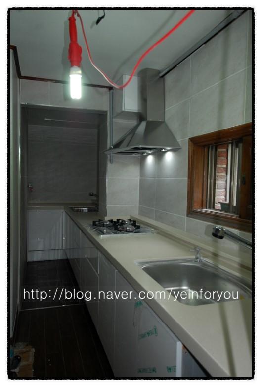 회색 타일과 스테인리스 싱크볼의 모던한 조합