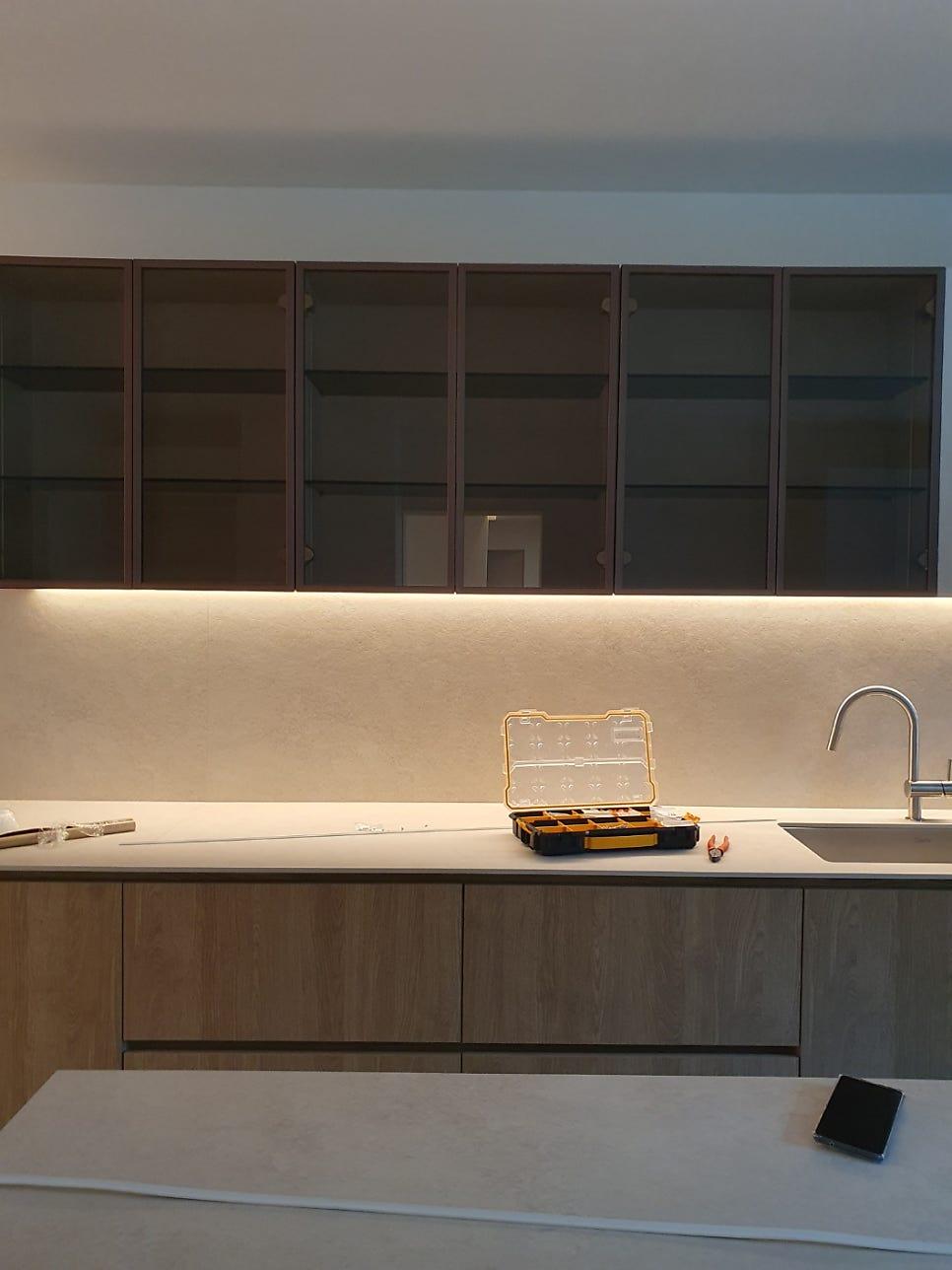 일상의 온기가 느껴지는 유리 도어 수납장