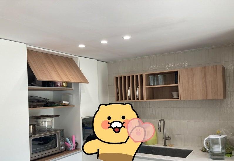 정수기가 놓인 정갈한 싱크대 공간이에요.