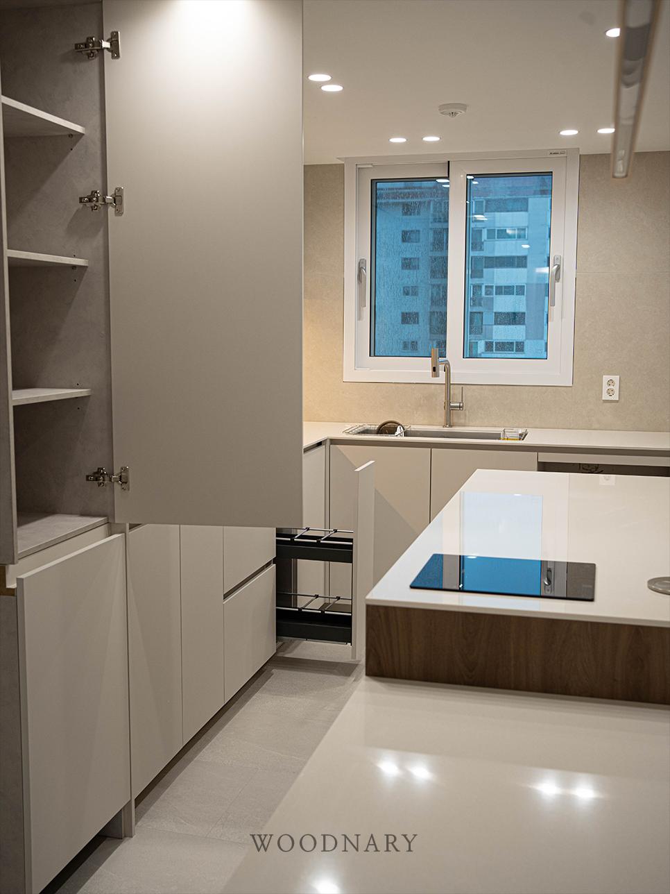 내부 선반이 보이는 수납장 하단 마감