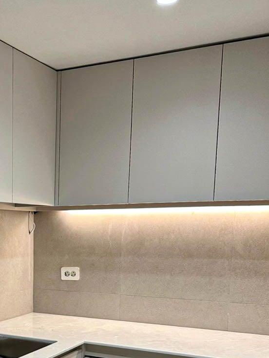 LED 매립 조명과 콘센트가 설치된 수납장 하단