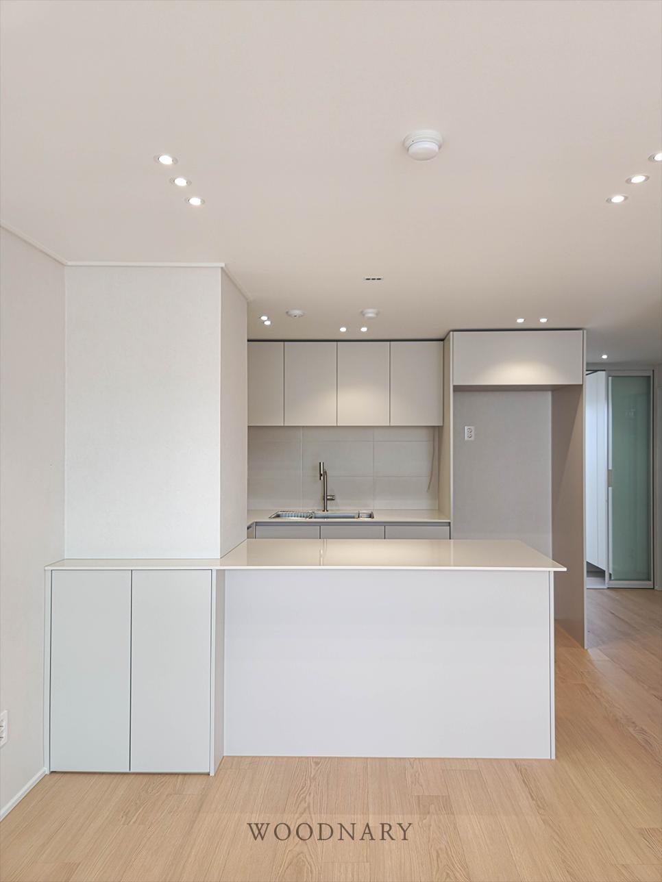 타일과 우드 바닥이 만나는 수납장 외관