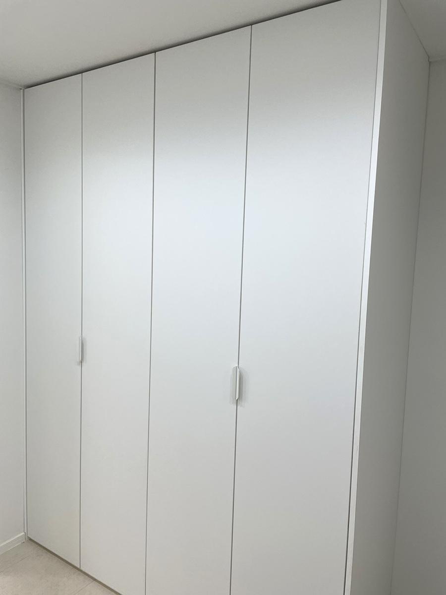 벽면에 밀착 설치된 화이트 톤 수납장