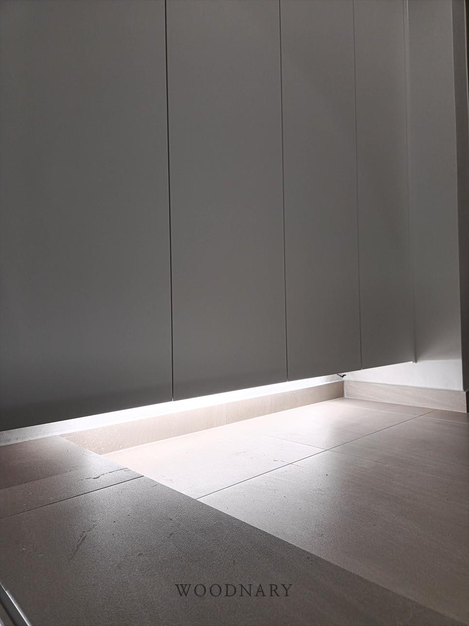 T5 LED 간접조명이 설치된 띄움 신발장