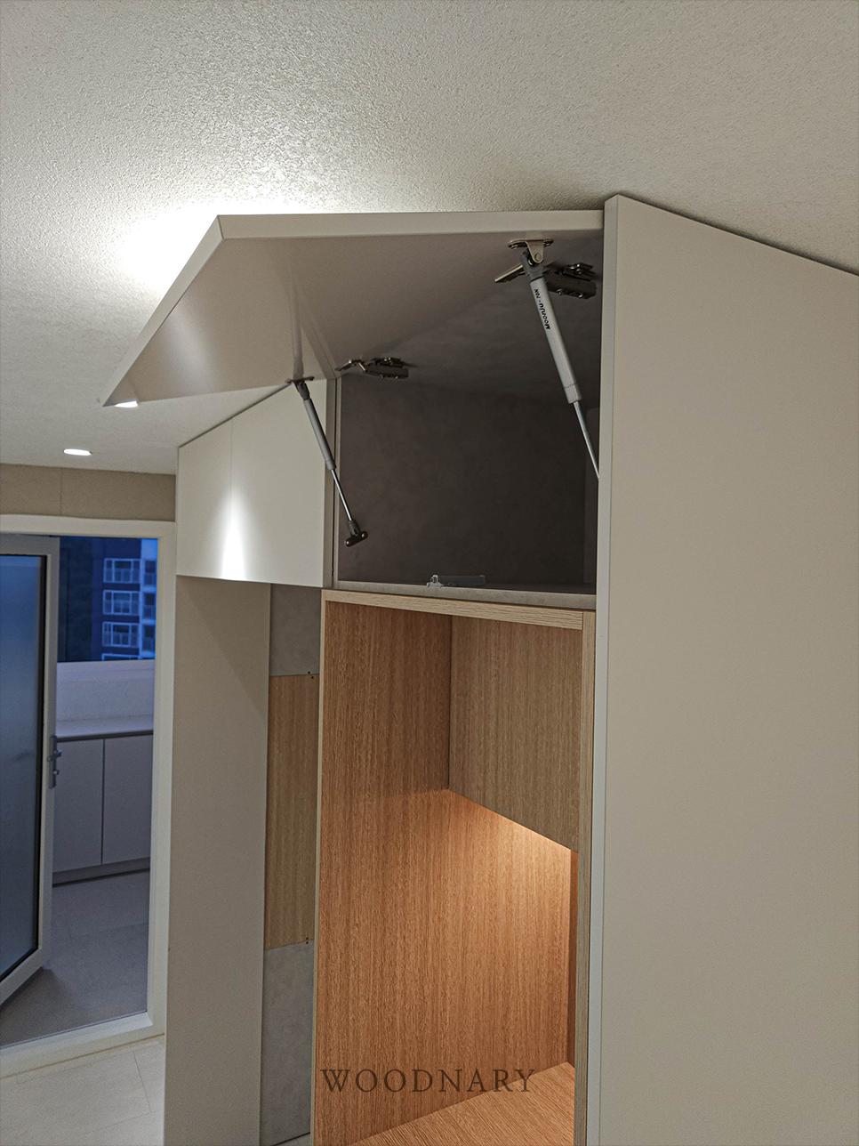 상부장 하단 마감판에 매립된 간접 LED 조명