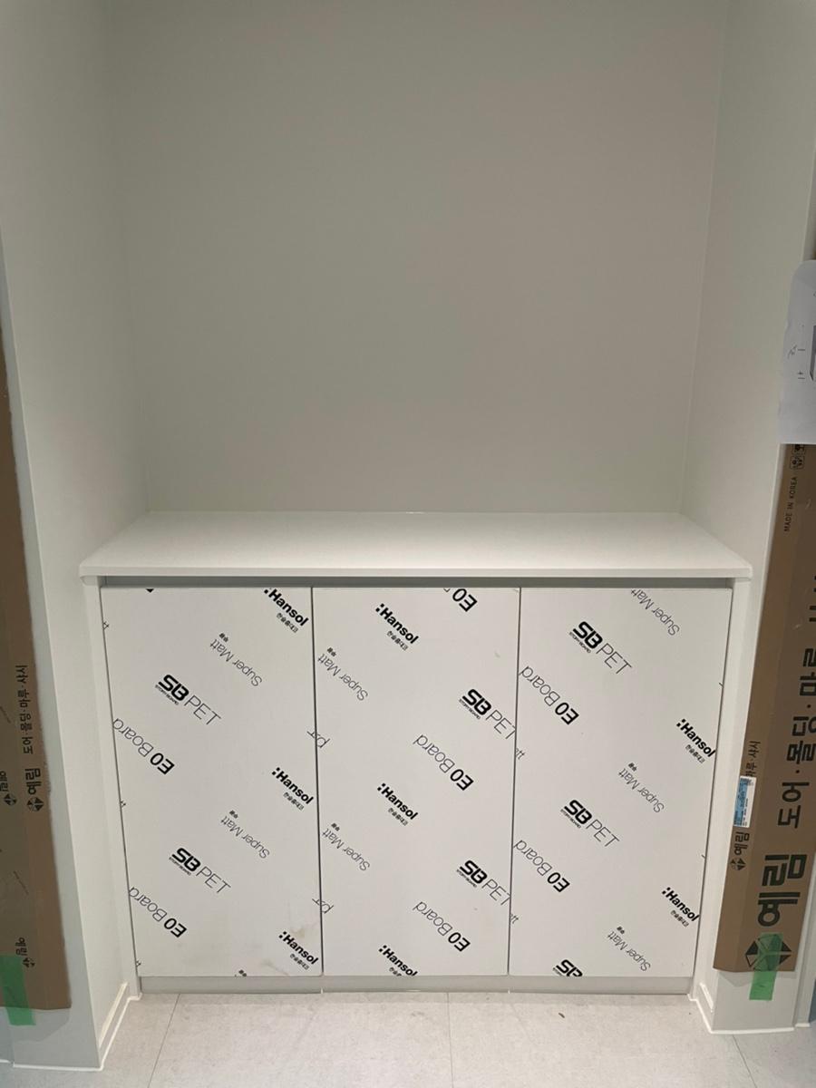 화이트 톤으로 마감된 상판과 수납 공간