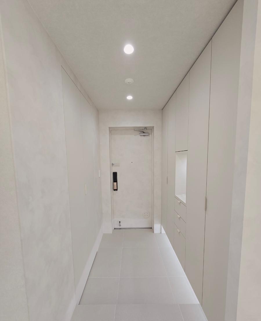 한솔 포그그레이로 정돈된 현관 수납장과 오픈장