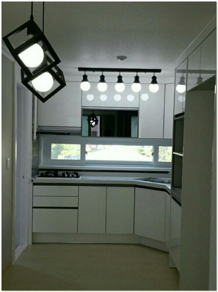 모던한 블랙 조명이 더해진 밝은 주방 공간