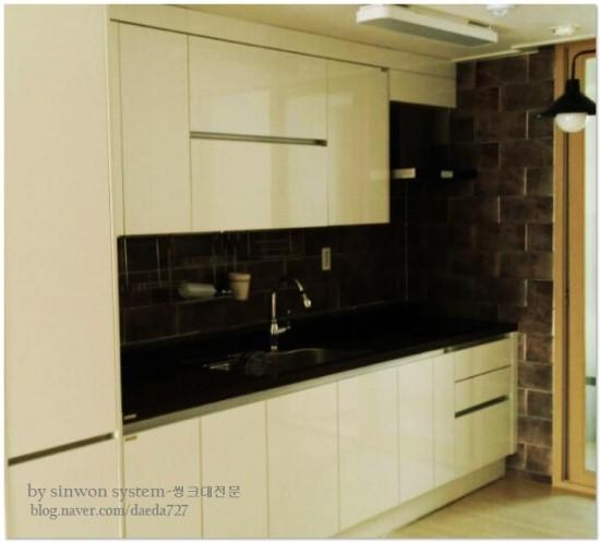 벽돌 패턴 타일과 검은색 상판의 모던한 매치