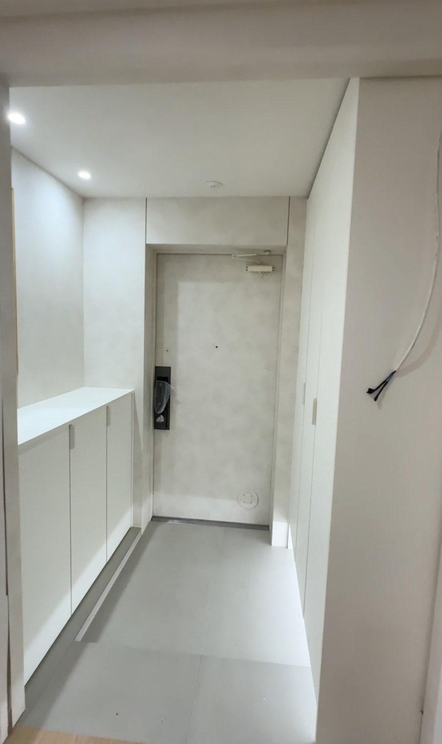 화이트 톤으로 맞춰지고 있는 복도 시공 모습