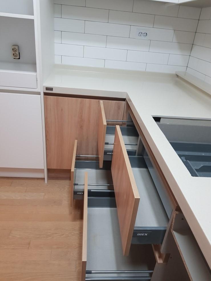 전체적으로 조화롭게 완성된 주방 내부