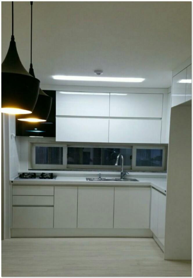 햇살이 머무는 창가 쪽의 깔끔한 조리 공간