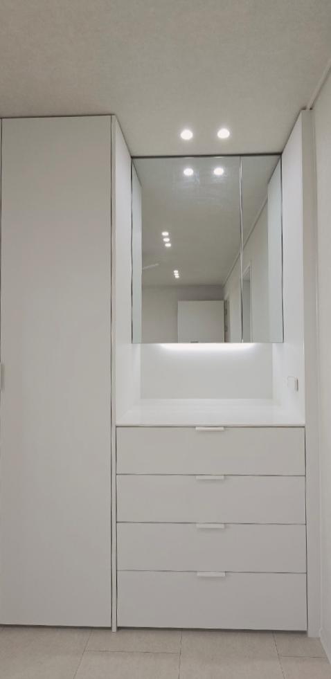 매끄러운 마감의 도어와 타일 바닥