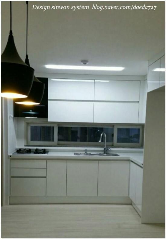 창가 옆으로 배치된 화이트 캐비닛과 상판