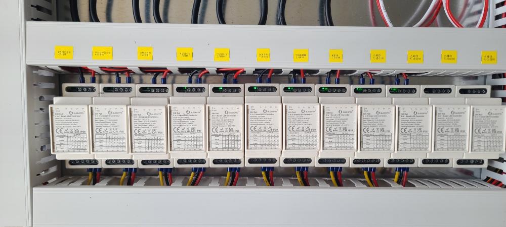 백색 케이스에 장착된 LED 컨트롤러