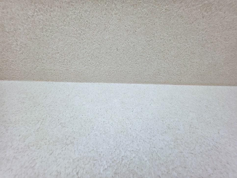 깔끔하게 정돈된 흰색과 베이지색 벽면