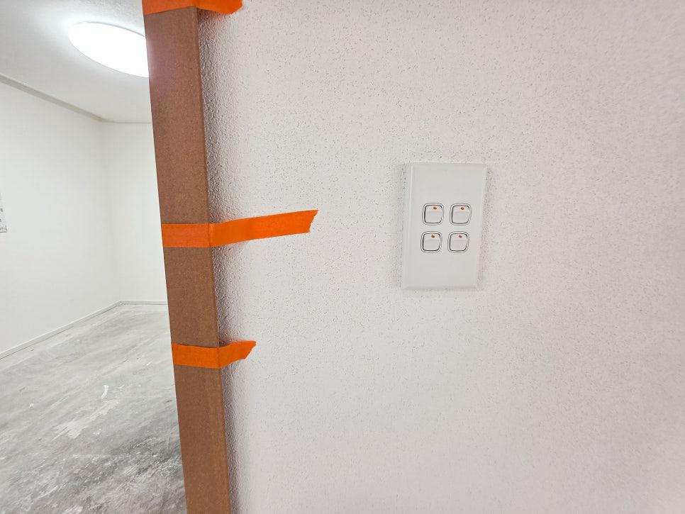 테이프로 표시된 벽면과 스위치 패널들