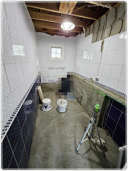 벽면 타공 위치를 정밀하게 체크하는 과정