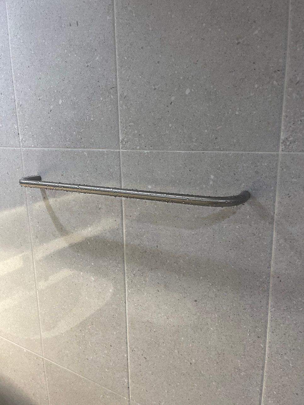 간접 조명이 더해져 더욱 아늑한 슬라이딩 수납장
