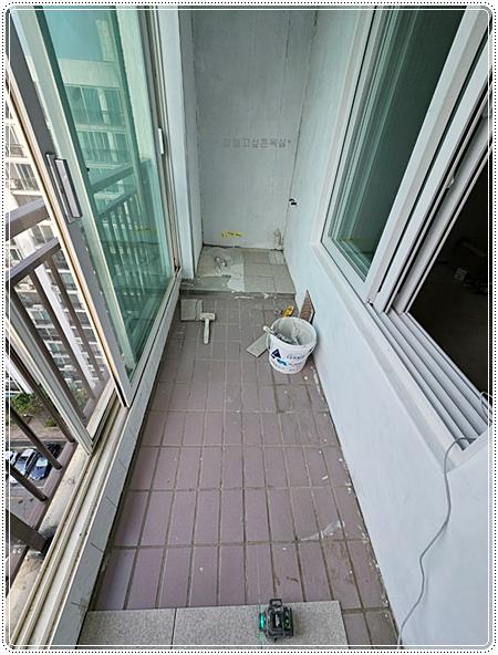 바닥 작업 중인 발코니와 수공구