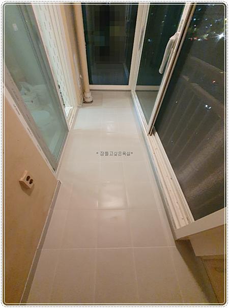 흰색 타일과 슬라이딩 창호가 설치된 발코니