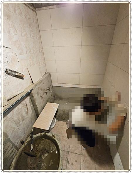 설비 정리 단계의 욕실 내부