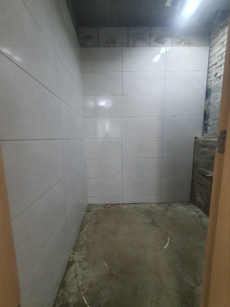 벽돌 벽과 타일 벽면이 맞닿은 기초 공사 현장