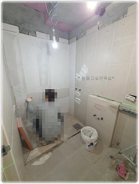 벽 타일 시공 중 줄눈이 보이는 장면