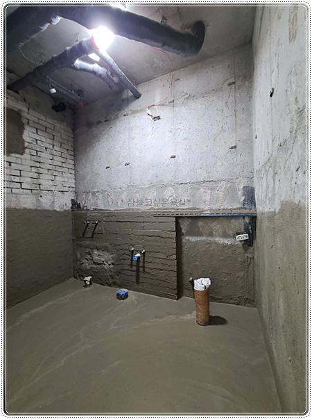 배관과 전선이 노출된 타일 시공 전 철거 상태