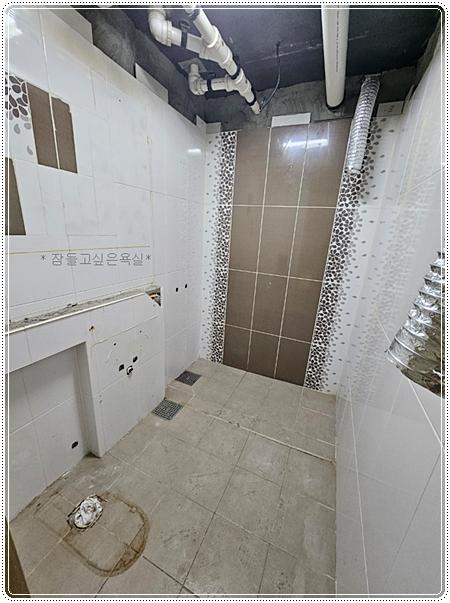 벽면에 부착된 화이트 테라죠 타일과 줄눈의 모습