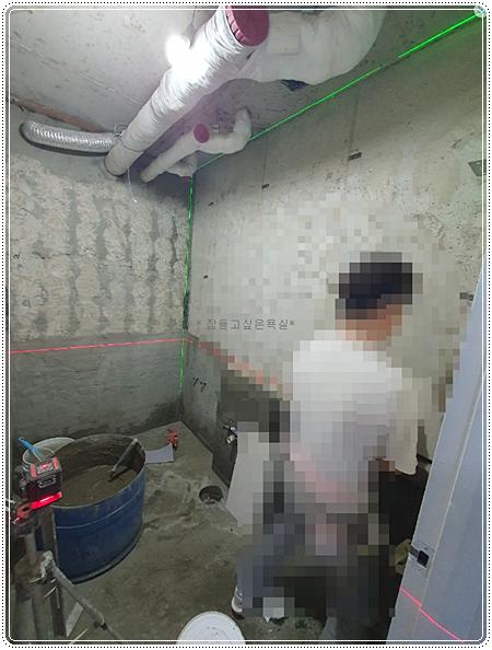 벽면 노출 상태에서 바닥 라인을 표시한 시공 과정