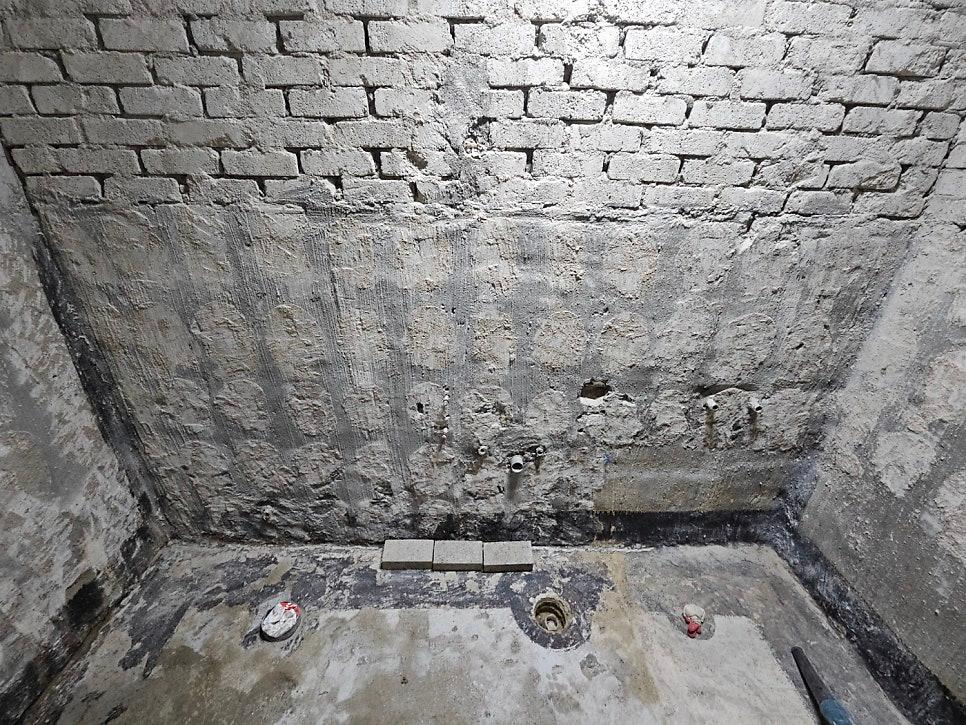 벽과 바닥 타일을 모두 걷어낸 텅 빈 구조물