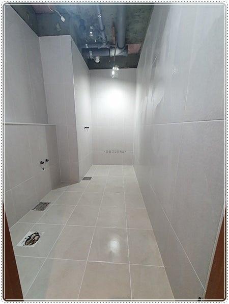 흰색 타일로 마감된 벽과 바닥