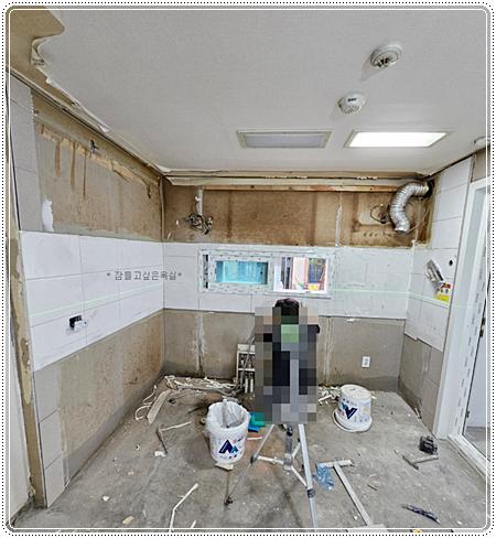 벽면 작업 중인 수공구와 도구들의 모습