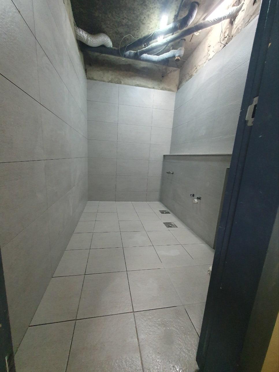천장 배관과 전선이 노출된 시공 현장