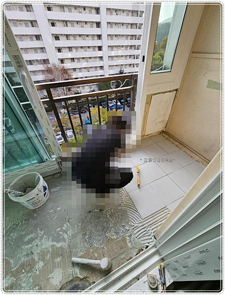 타일 고정을 위해 수공구를 사용하는 작업 장면