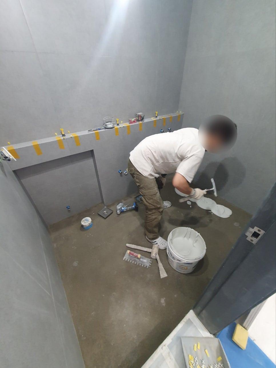흰색 타일 벽면에 노란 테이프로 표시된 구역