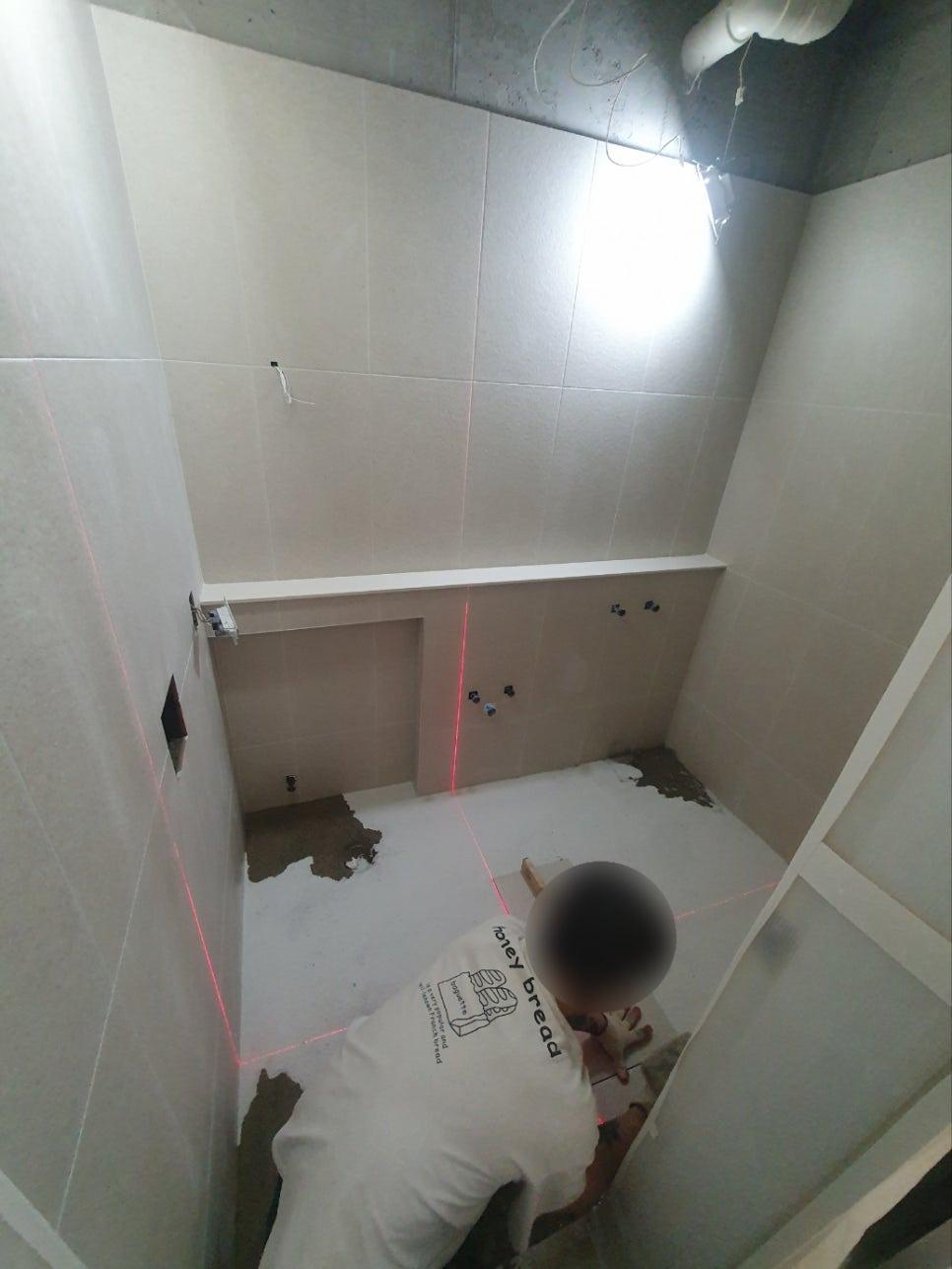 레이저 라인에 맞춰 타일을 부착하는 과정