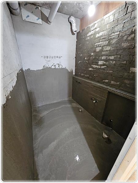 수납장과 배관 위치를 잡고 있는 공사 과정