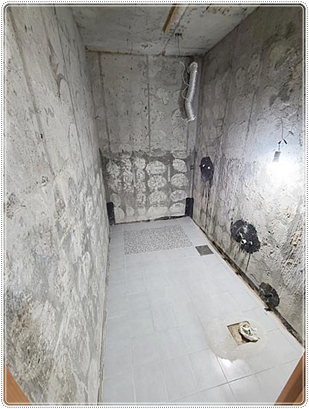 벽체 철거 후 타일 시공을 위해 기초를 다지는 과정