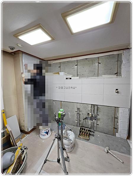 벽면 마감 작업 중인 모습