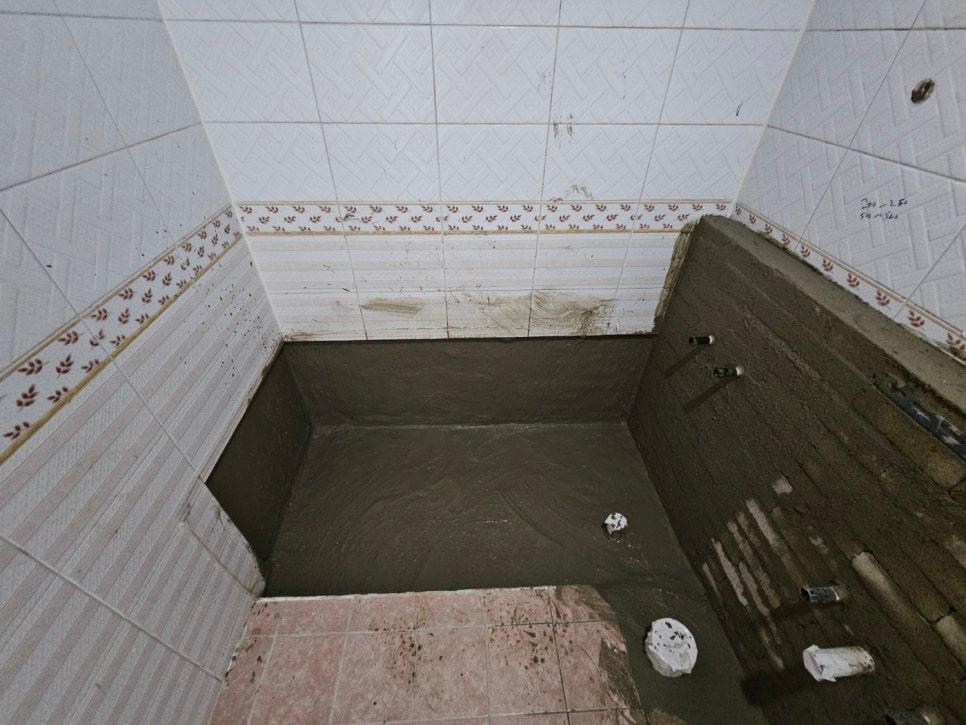 배관을 깔끔하게 숨겨줄 젠다이를 조적하는 작업
