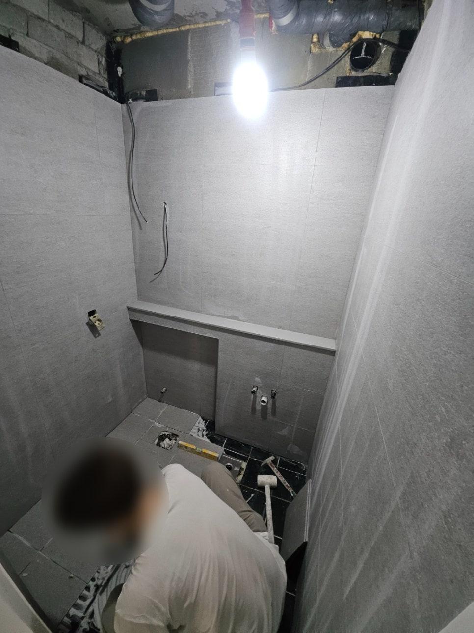 세밀한 마감을 위해 수공구를 사용하는 모습