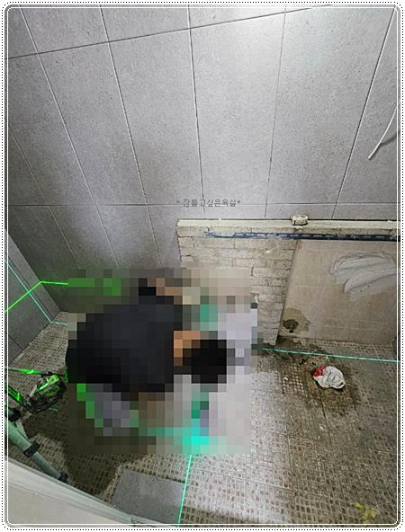 타일 벽과 바닥이 만나는 기초 공간
