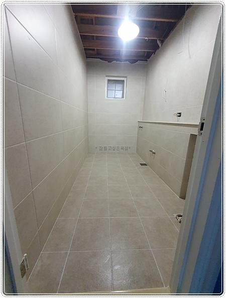 수전 및 배수구 위치가 확인되는 타일 시공 단계