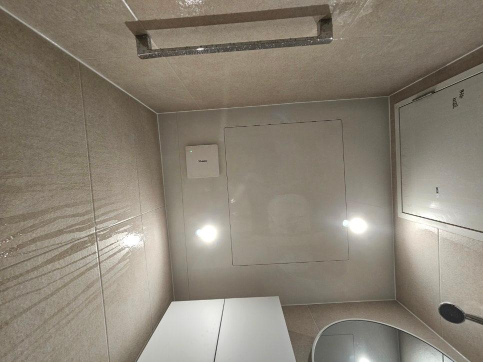 매립등과 점검구가 설치된 욕실 천장