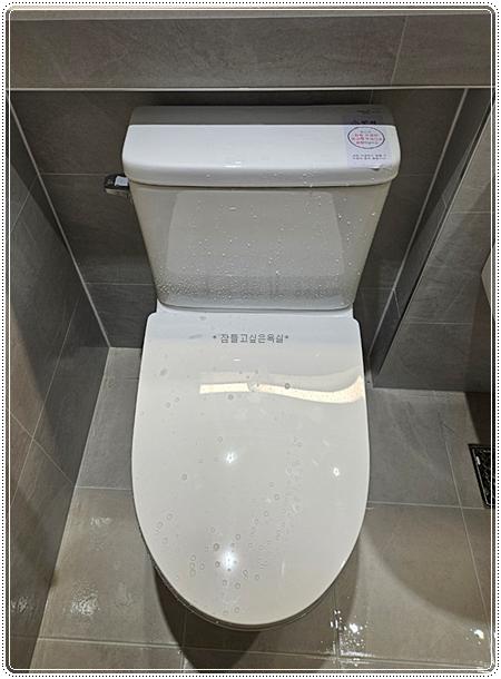 양변기를 셋팅 중인 모습